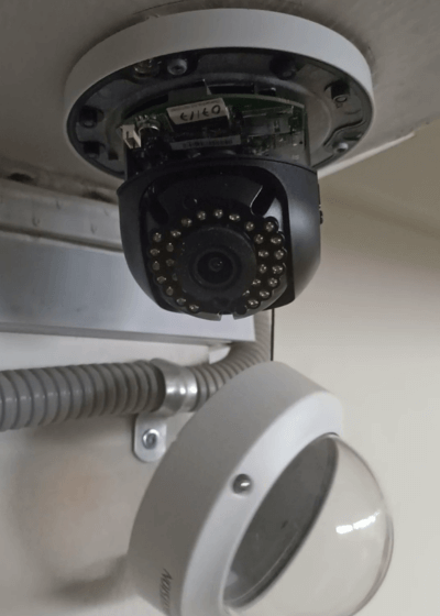cámara hikvision acusense instalada en fábrica con tubería Conduit Lima Perú