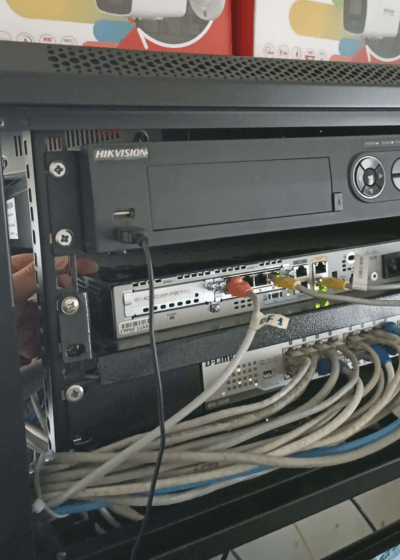 NVR Hikvision instalado en rack de datos Lima Perú
