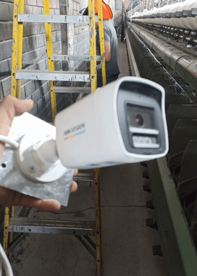 instalación de cámara tubo Hikvision en fábrica Lima Perú