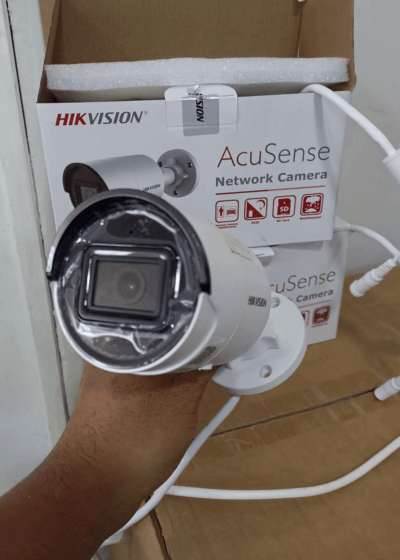 cámara Hikvision AcuSense para videovigilancia empresarial Lima Perú