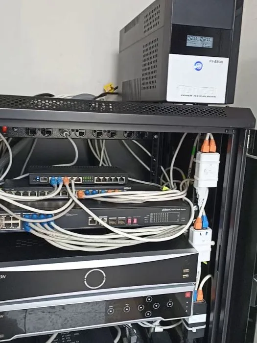 Switch PoE Red Cámaras IP Lima — Max Security Perú gabiente de datos switch PoE administrable rack datos camaras IP UTP CAT6 instalacion Lima Peru
