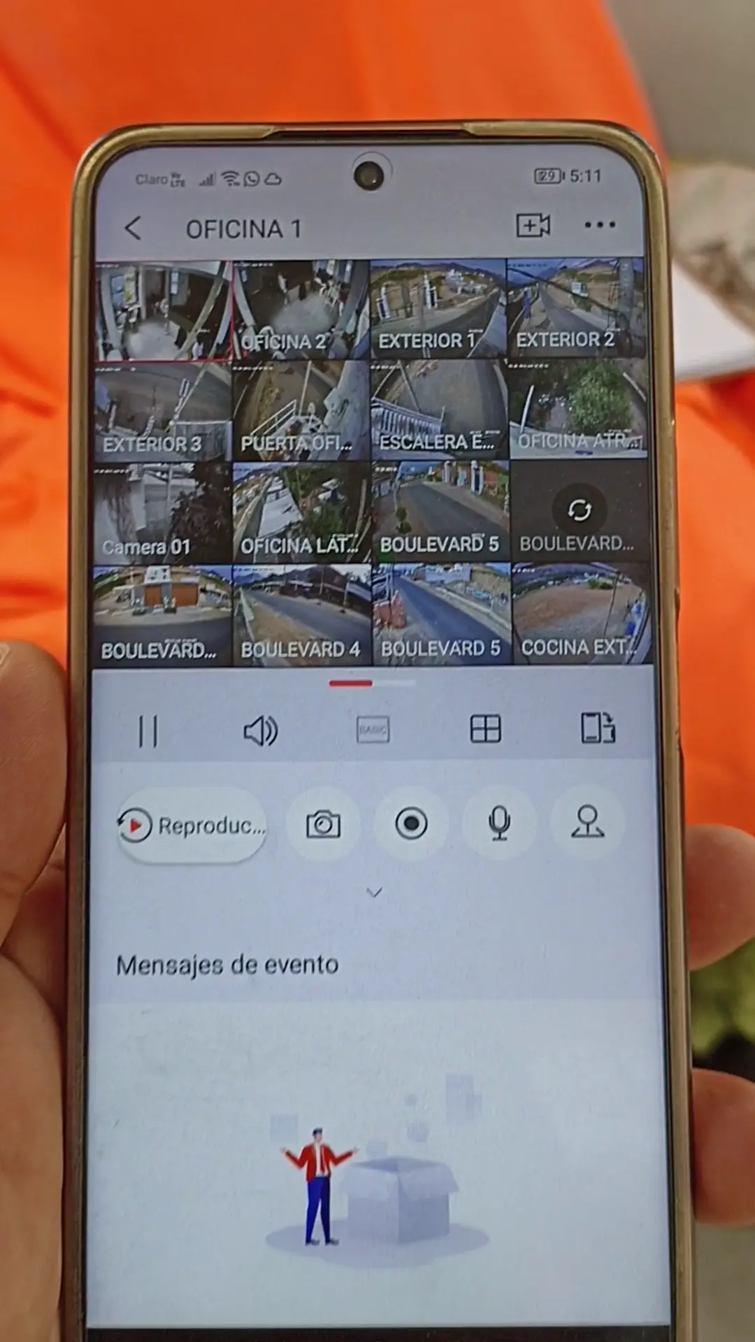 App móvil mostrando 16 cámaras nombradas