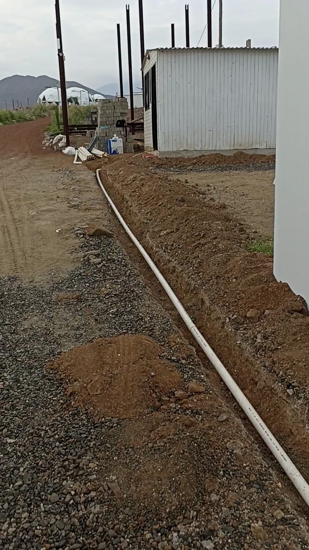 Cableado subterráneo en ducto PVC instalado a lo largo del acceso principal del proyecto inmobiliario en La Libertad — red de videovigilancia IP