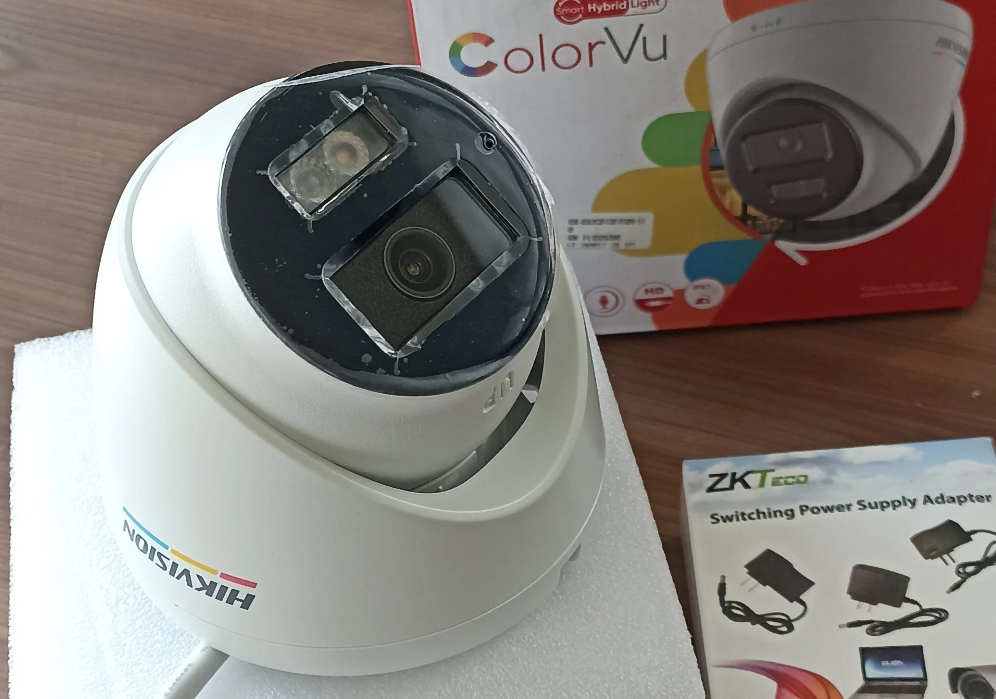 Cámara Hikvision Smart Hybrid Light ColorVu instalada en empresa Lima Perú