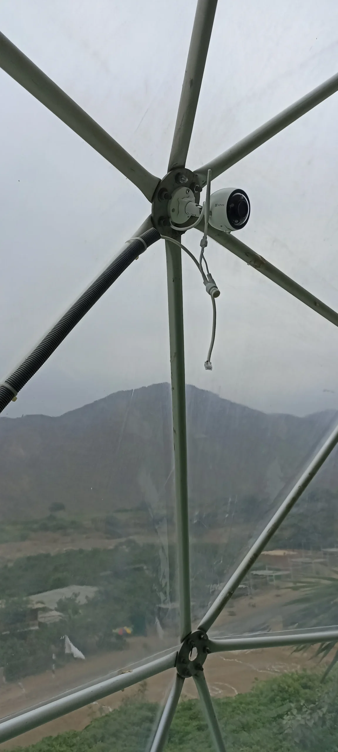 Cámara IP en cúpula geodésica con vista panorámica del valle