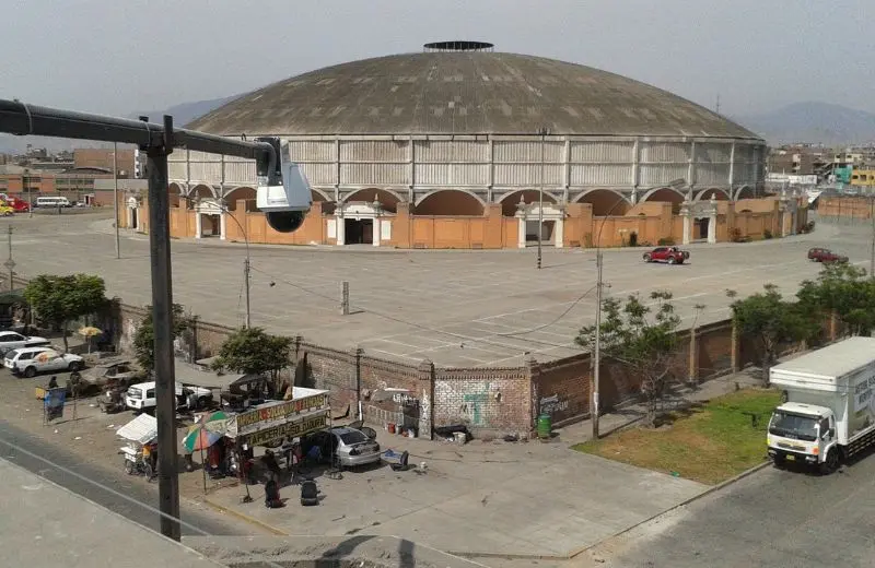 Cámara PTZ speed dome instalada en poste con vista panorámica al Coliseo de Lima y avenida de alto flujo vehicular