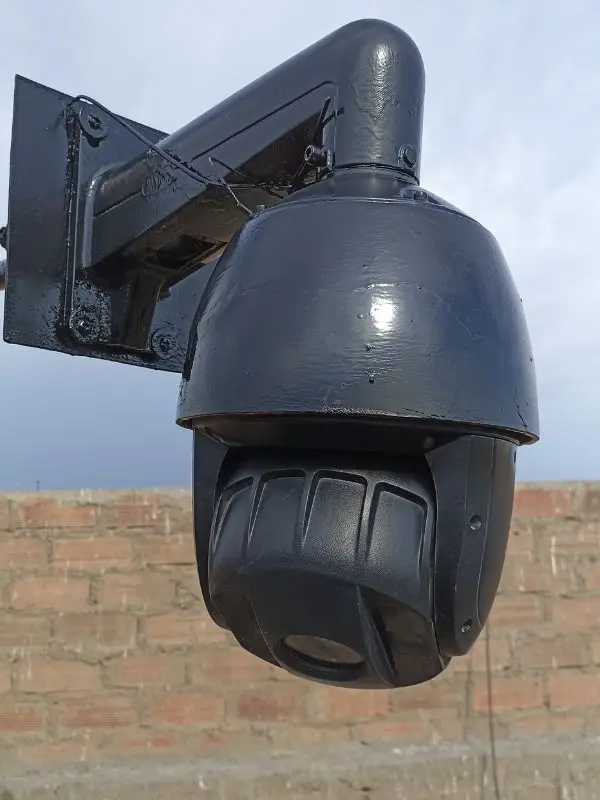 Cámara PTZ speed dome restaurada después del mantenimiento correctivo: pintada con anticorrosivo negro, soporte reforzado, lista para reinstalación en azotea de Lima
