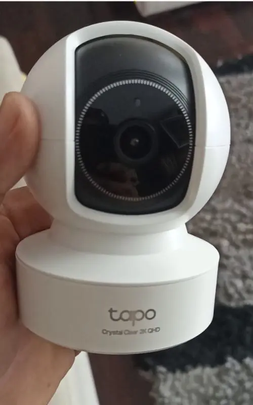 Cámara WiFi interior 2K QHD con lente de alta resolución para videovigilancia en locales comerciales