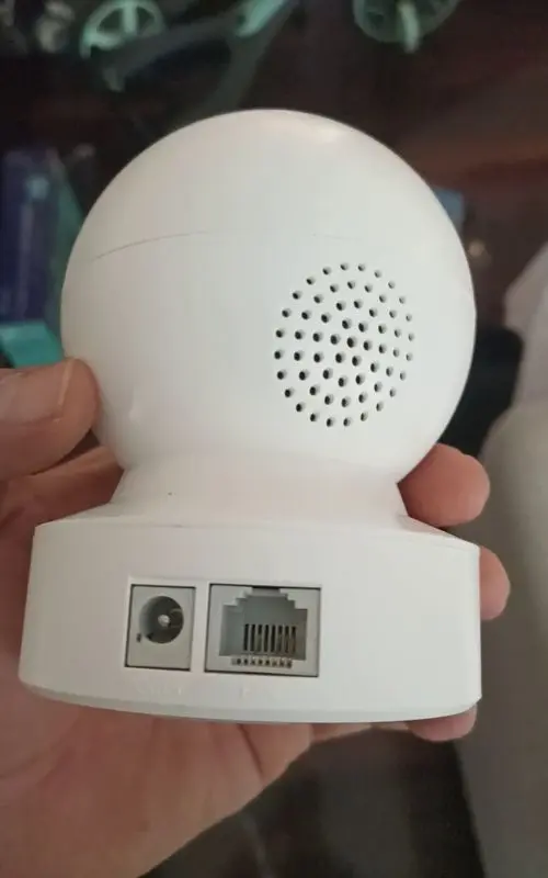 Parte trasera de cámara WiFi interior mostrando puerto RJ45 y toma de alimentación para conexión por cable