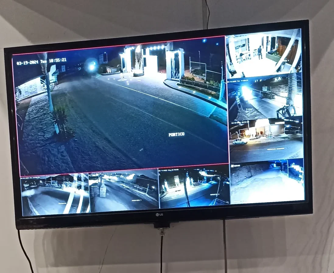 Centro de monitoreo con monitor LG mostrando cámaras IP activas en vista nocturna — sistema de videovigilancia del proyecto en La Libertad