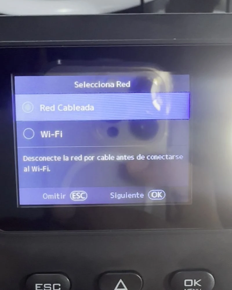 Pantalla del terminal biométrico mostrando la selección de red cableada o WiFi durante la configuración