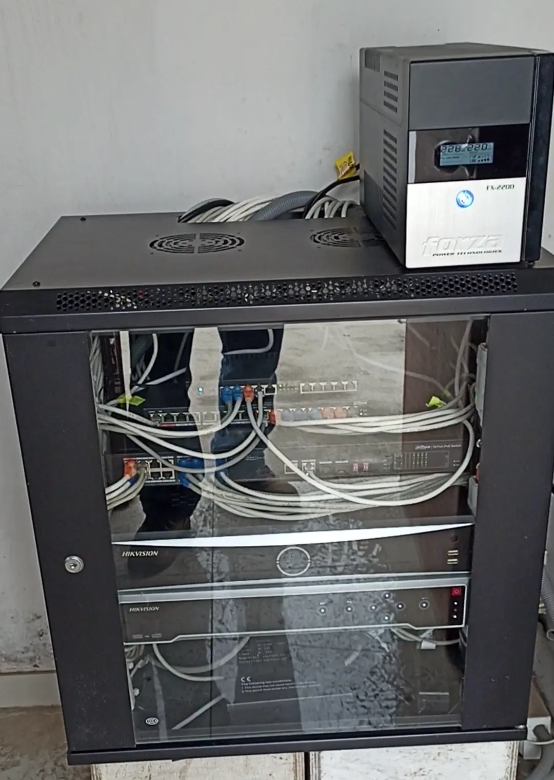 Gabinete rack con NVR Hikvision, switch PoE Dahua y UPS Forza FX-2200 — nodo central del sistema de videovigilancia en proyecto inmobiliario de La Libertad
