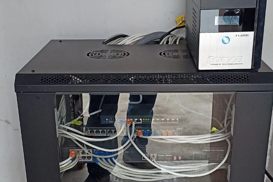 Gabinete de red abierto con switches PoE y cableado estructurado para cámaras IP CCTV