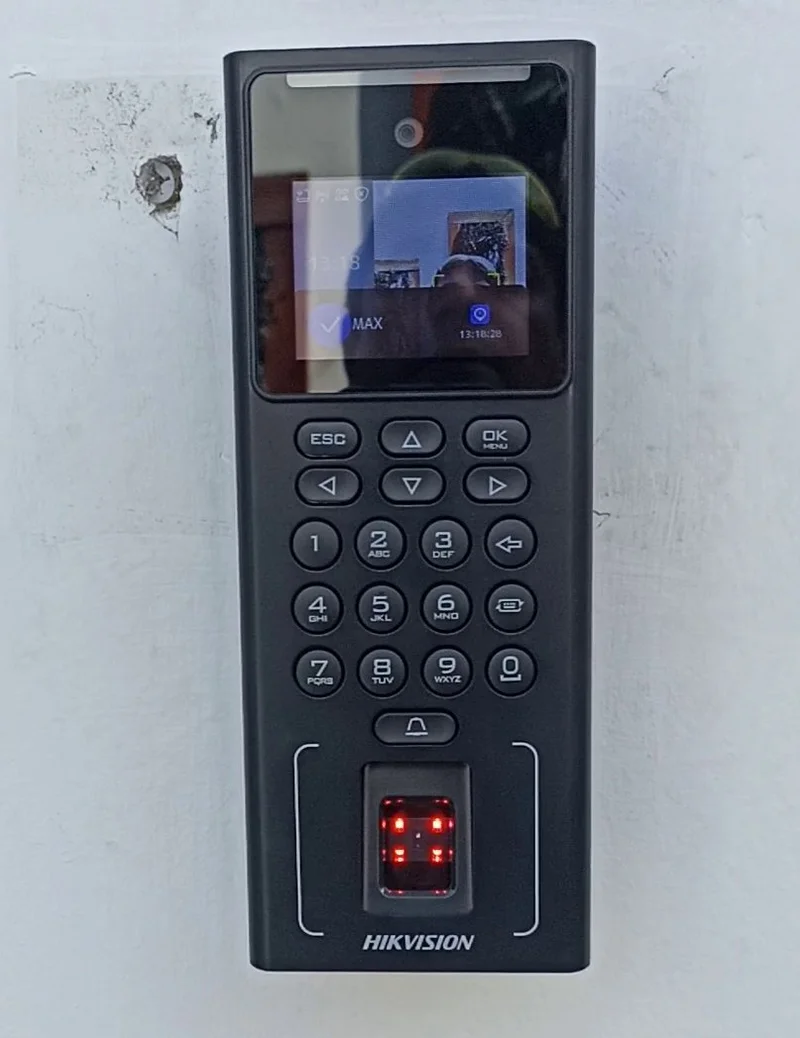 Terminal Hikvision MinMoe con reconocimiento facial para control de acceso