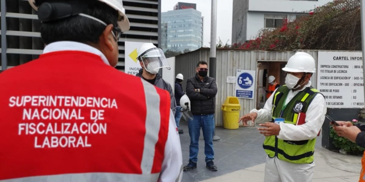 Inspectores de SUNAFIL — Superintendencia Nacional de Fiscalización Laboral — en operativo de fiscalización en empresa peruana