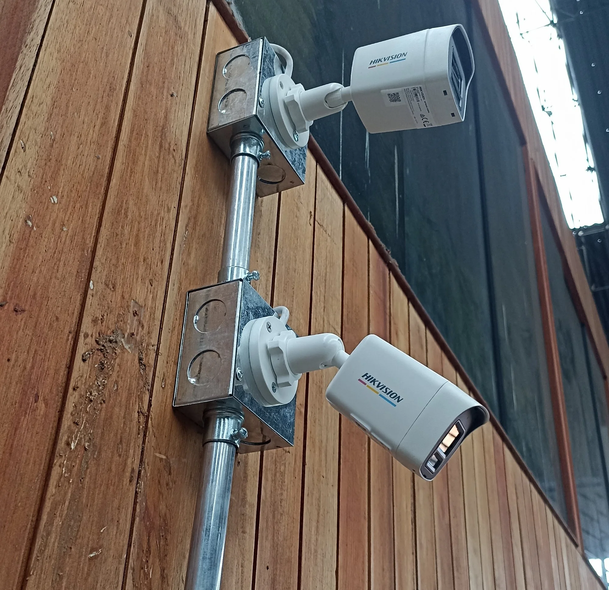 Dos cámaras Hikvision Smart Hybrid Light bala instaladas en exterior de empresa Lima