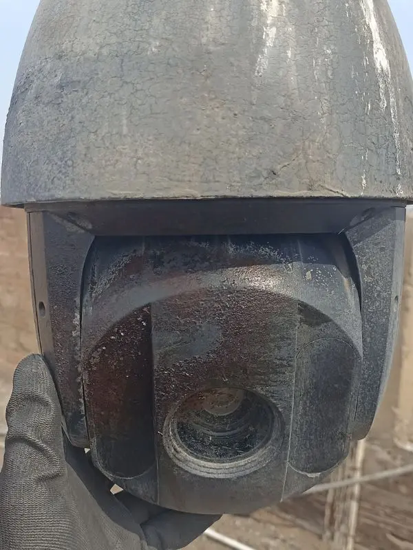 Lente de cámara PTZ con corrosión severa y óxido acumulado por falta de mantenimiento en Lima: el domo protector opaco impide la correcta visión nocturna