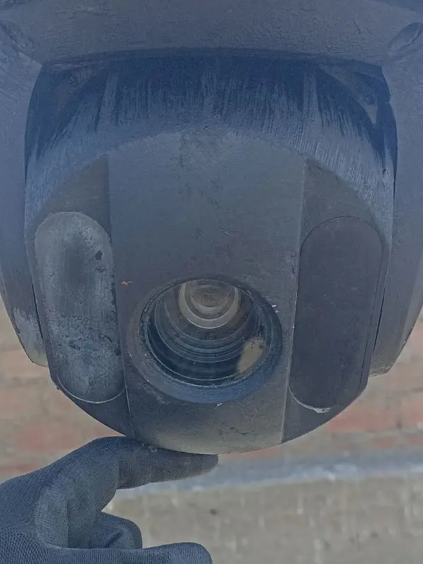 Lente de cámara PTZ después del mantenimiento correctivo: limpio, sin óxido, mecanismo de giro lubricado y domo transparente para visión óptima