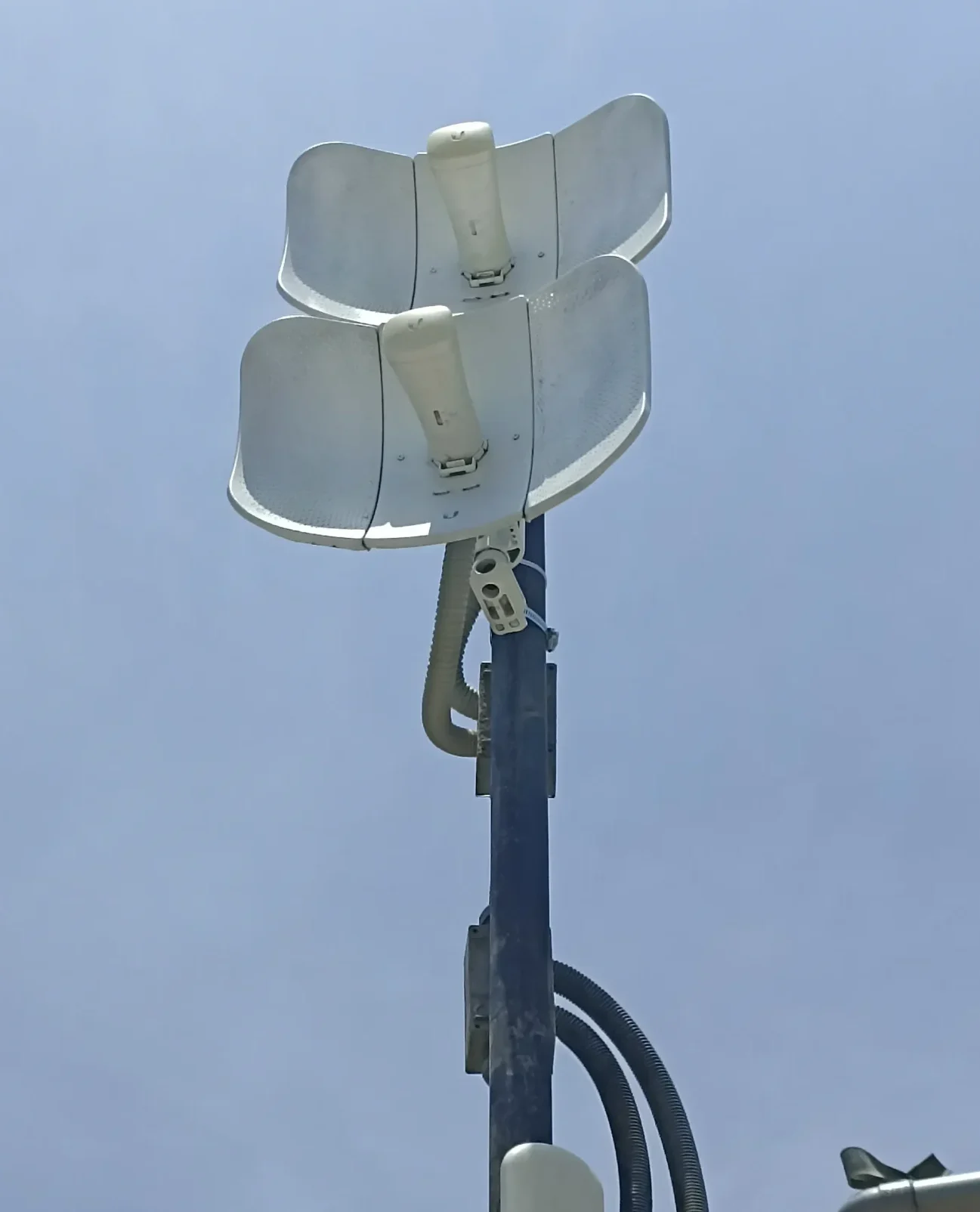 Mástil con antenas Ubiquiti radioenlace multipunto instaladas en proyecto de gran escala en La Libertad, Perú — sistema de videovigilancia IP sin cableado UTP entre zonas