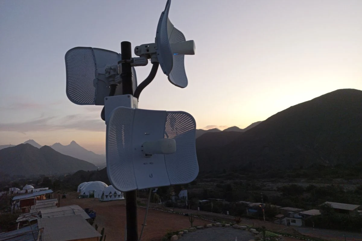 Mástil con antenas Ubiquiti de radioenlace multipunto instalado en proyecto turístico La Libertad — MaxSecurityPeru