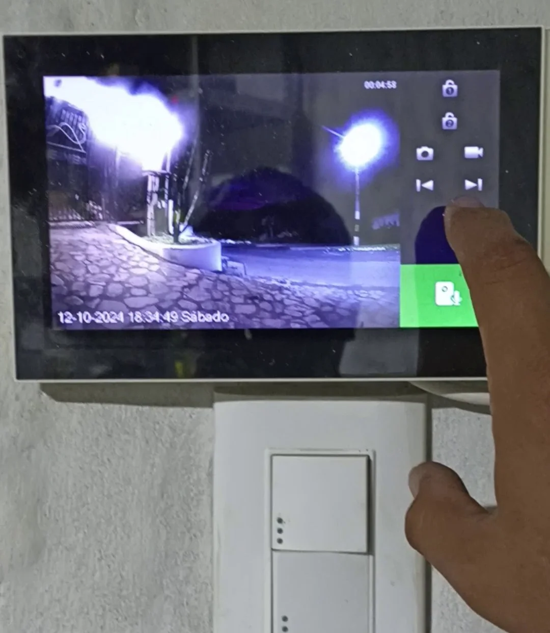 Monitor interior videoportero IP Hikvision mostrando imagen de cámara exterior en tiempo real