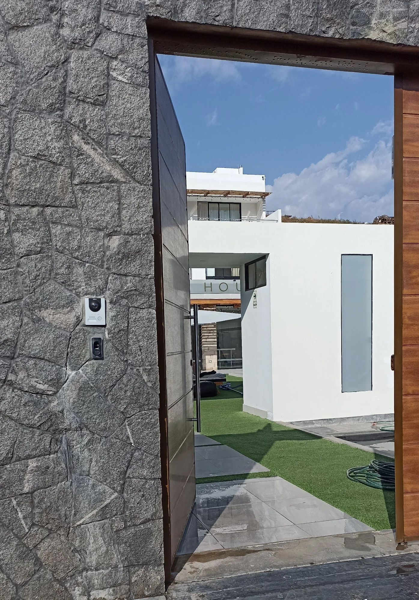 Panel exterior videoportero IP Hikvision instalado en muro de empresa en Lima