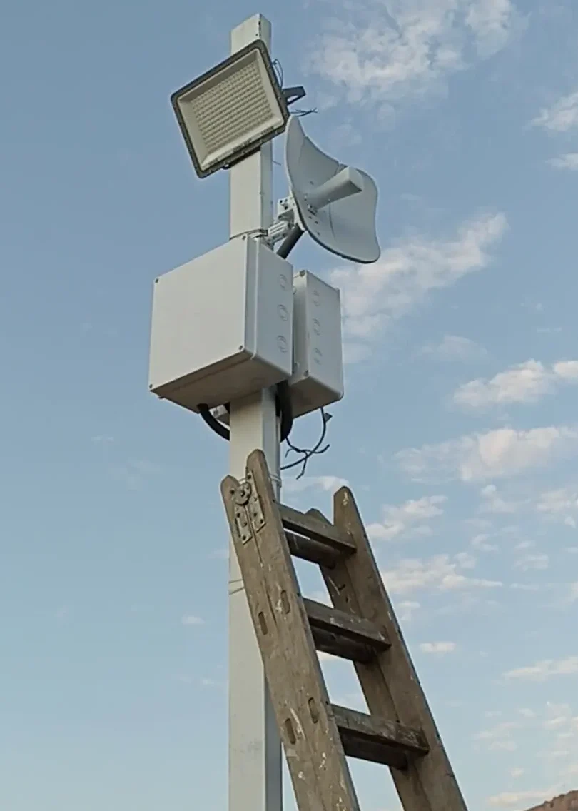 Poste de vigilancia con antena Ubiquiti, sirena disuasiva y caja hermética para switch PoE — nodo de campo del sistema CCTV en La Libertad