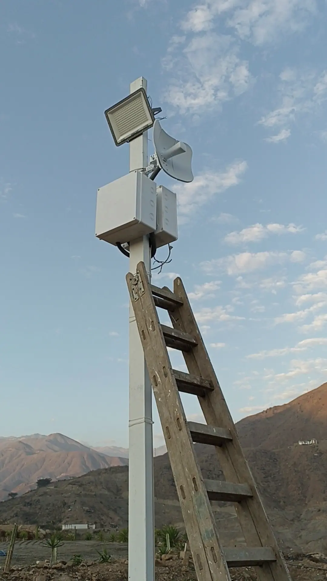 Poste de vigilancia integrado: antena Ubiquiti, cámara Hikvision, sirena y caja de distribución