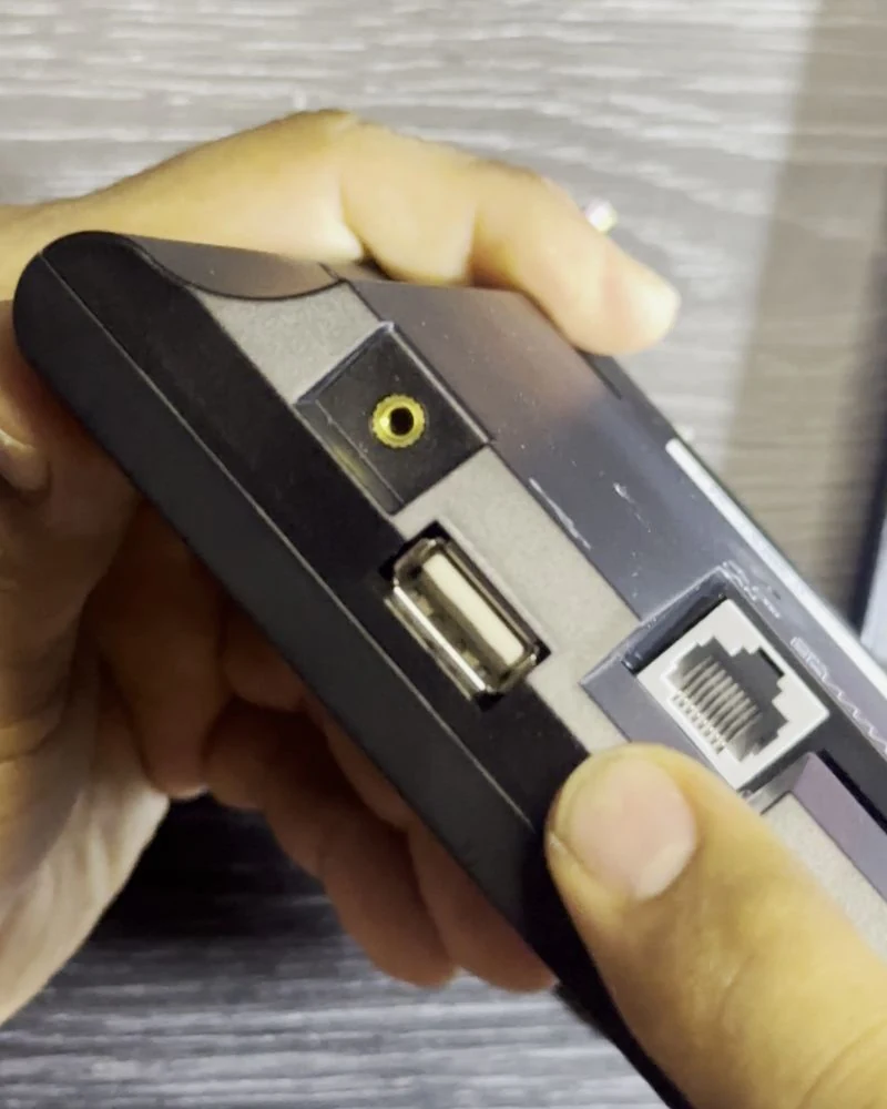 Puertos de conexión RJ45 y USB en la parte inferior de un terminal biométrico de asistencia