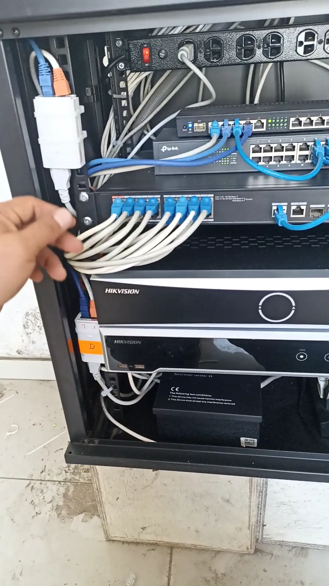 Rack de datos con NVR Hikvision, switch PoE y cableado estructurado
