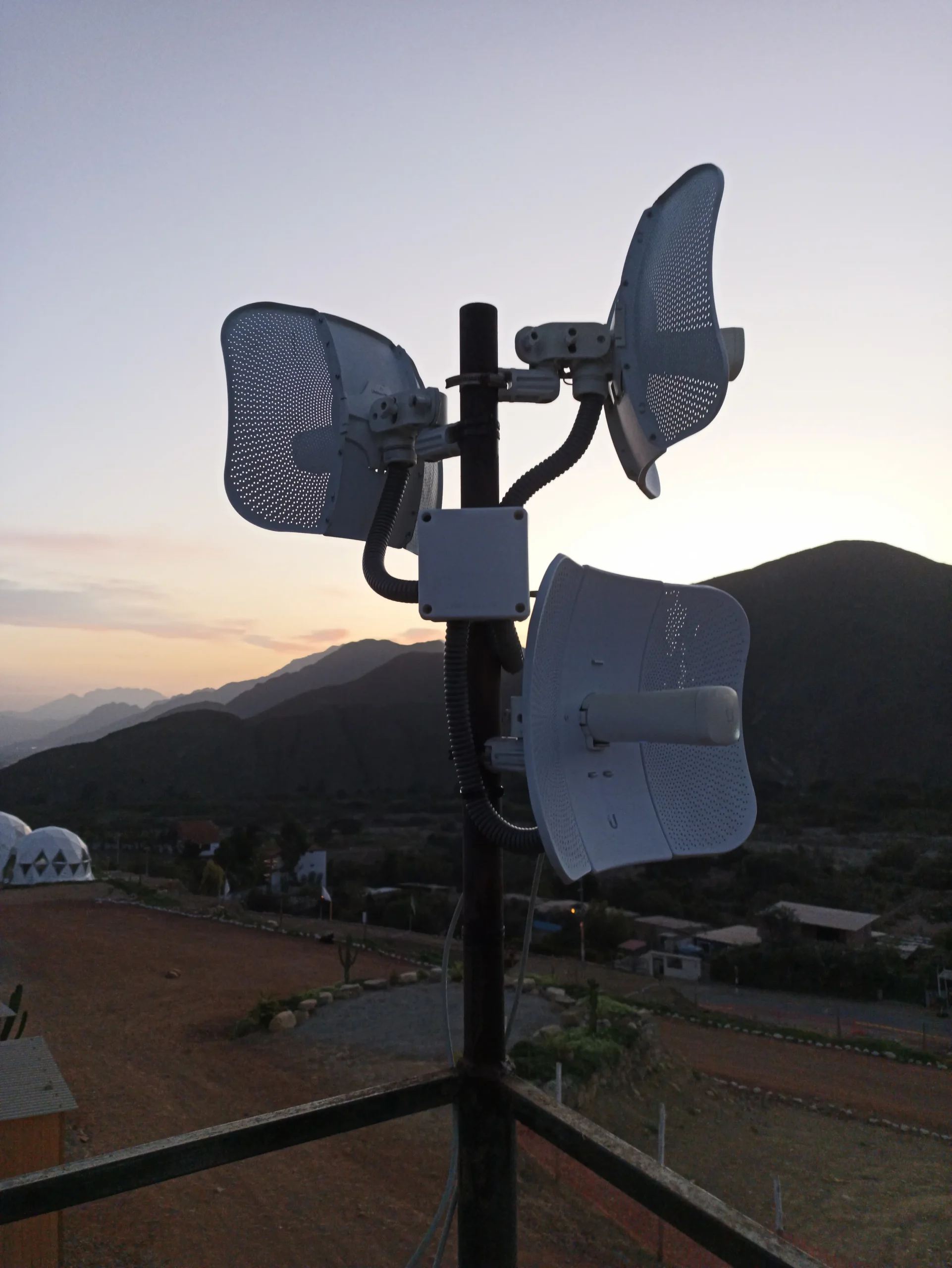 Mástil con múltiples antenas Ubiquiti LiteBeam instaladas en proyecto turístico de La Libertad, Perú — radioenlaces para videovigilancia IP de gran escala