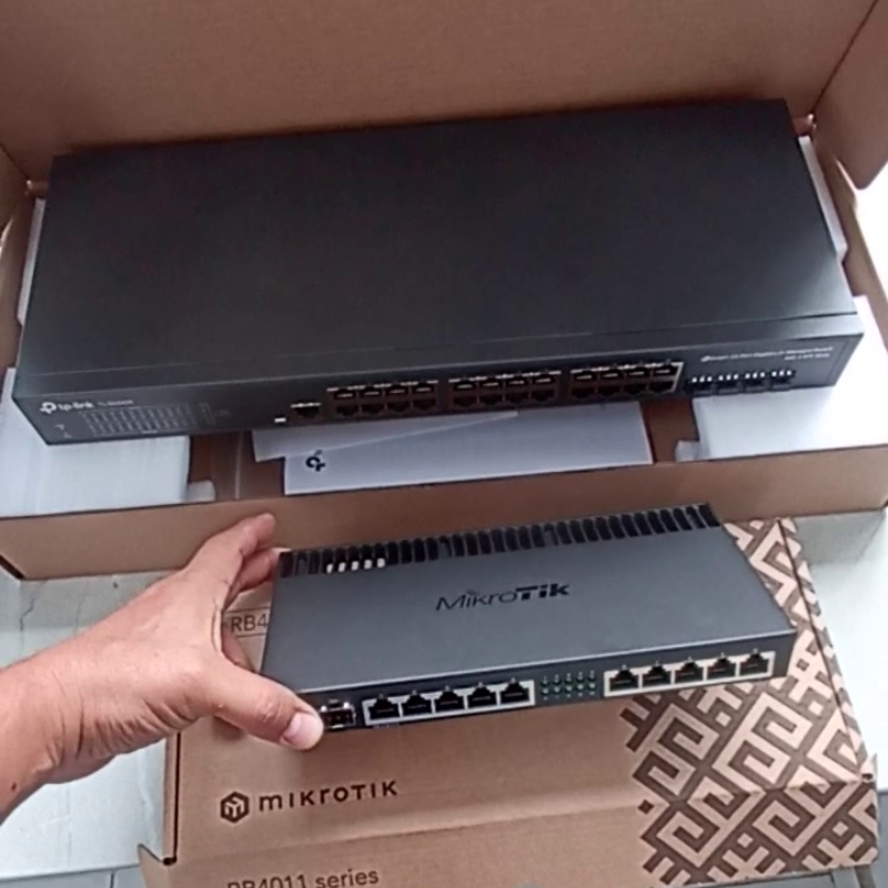 Router MikroTik RB4011 y switch administrable TP-Link core recién llegados para instalación en nodo central de sistema de videovigilancia IP en La Libertad, Perú