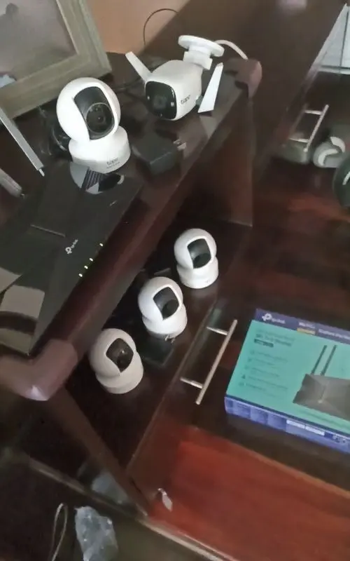 Router WiFi dedicado junto a cámaras PTZ interior y exterior para instalación en local comercial en Lima