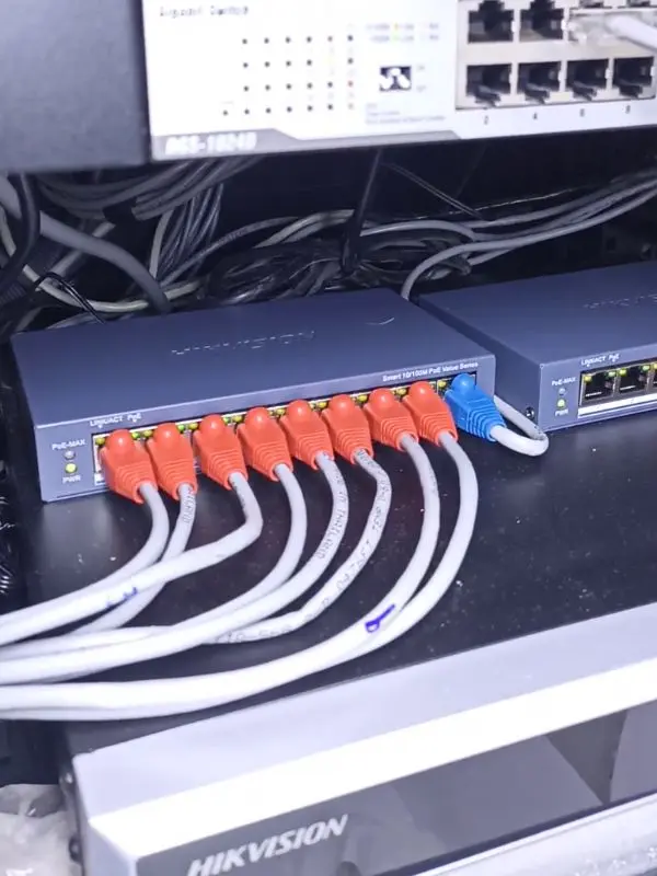 Switch PoE y NVR Hikvision en gabinete Lima Perú