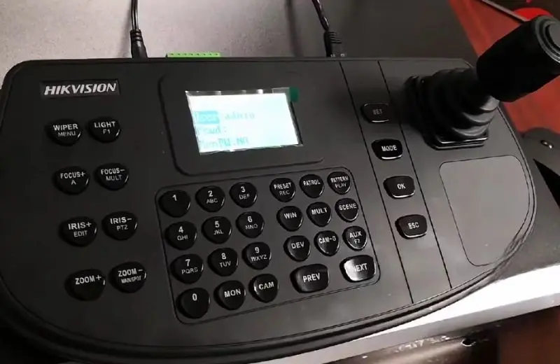 Teclado de control PTZ con joystick 3D, pantalla LCD y botonera de presets para sala de monitoreo de videovigilancia profesional