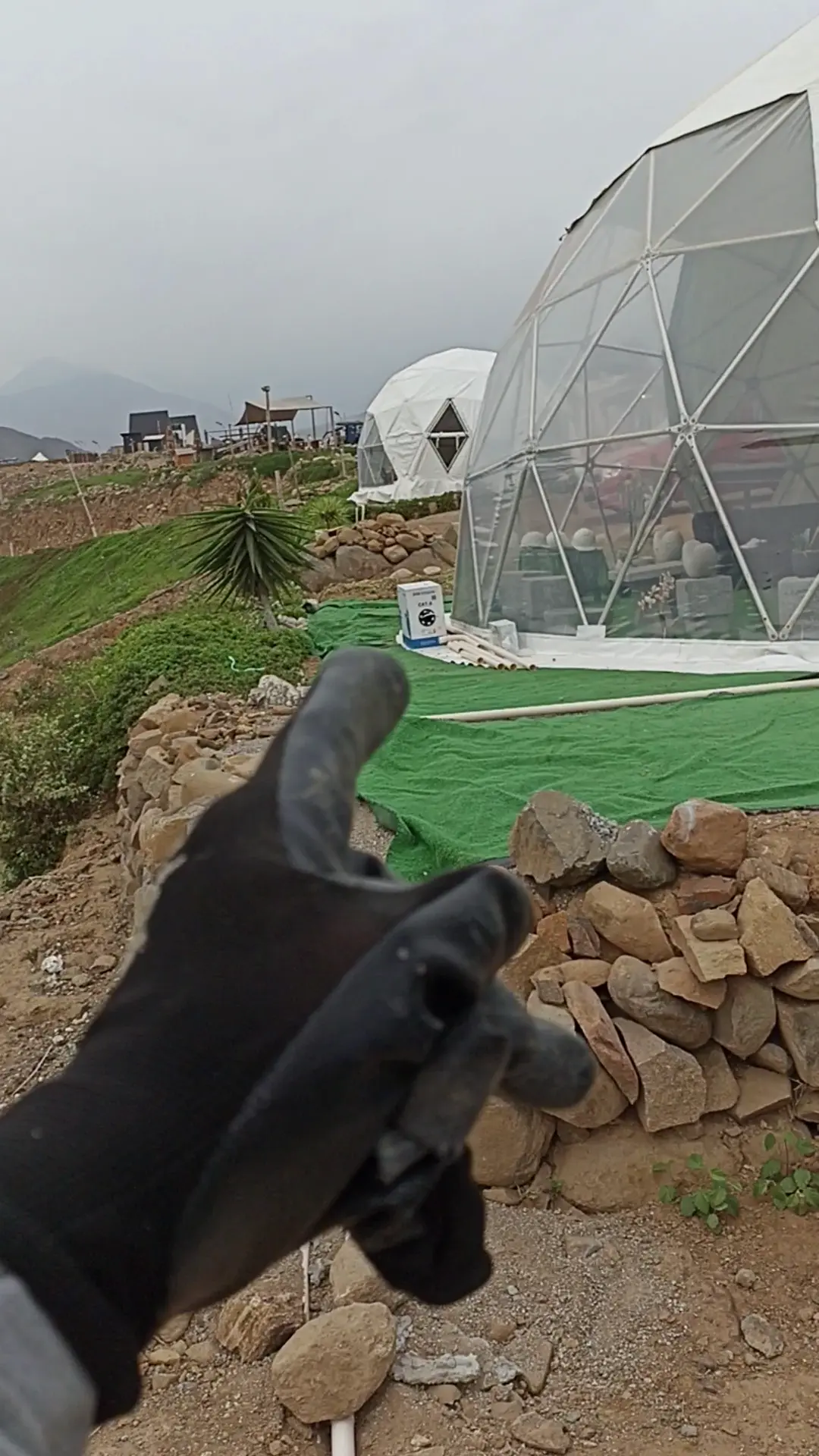 Técnico instalando cableado de red en zona de domos geodésicos del proyecto turístico en La Libertad — bobina Cat6 visible en primer plano