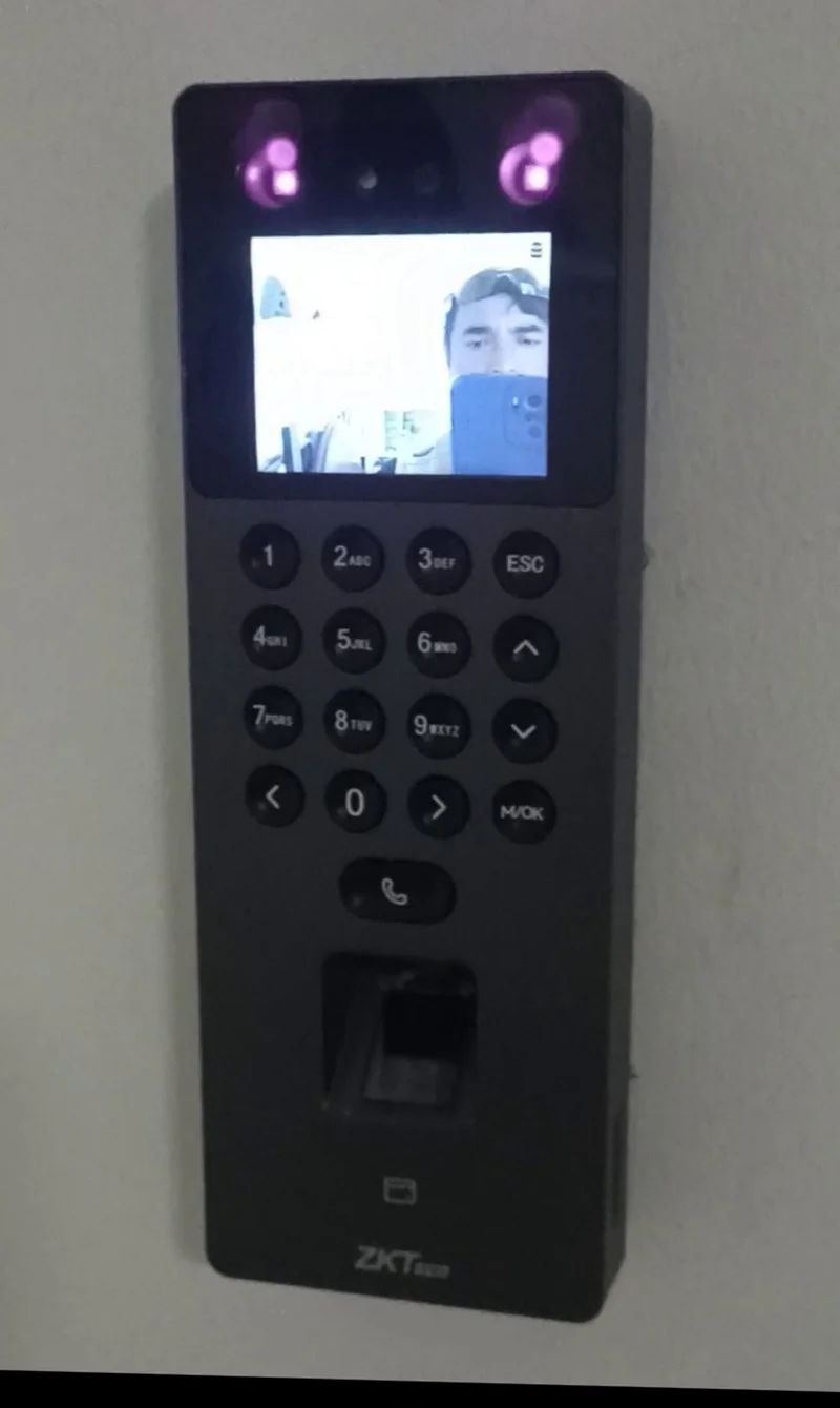 Terminal de reconocimiento facial ZKTeco SenseFace 2A instalado en empresa Lima
