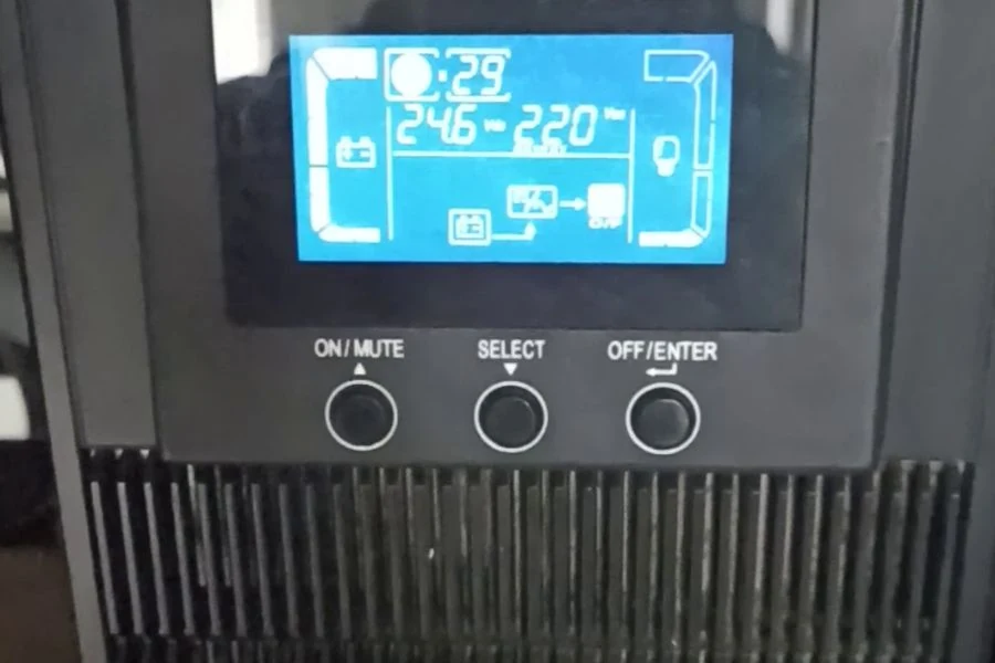 Display LCD de UPS Forza FX-2200 mostrando voltaje de entrada 246V y salida 220V