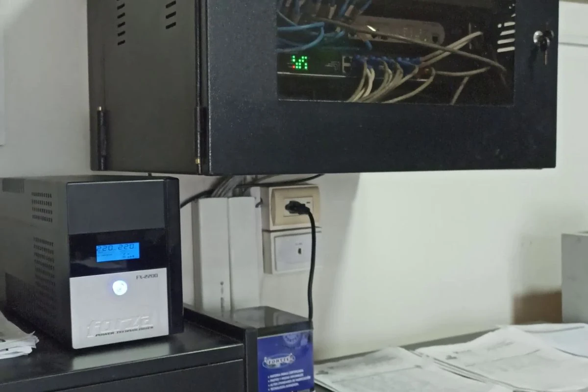 UPS Forza FX-2200 junto a gabinete de red para sistema de videovigilancia empresas Perú