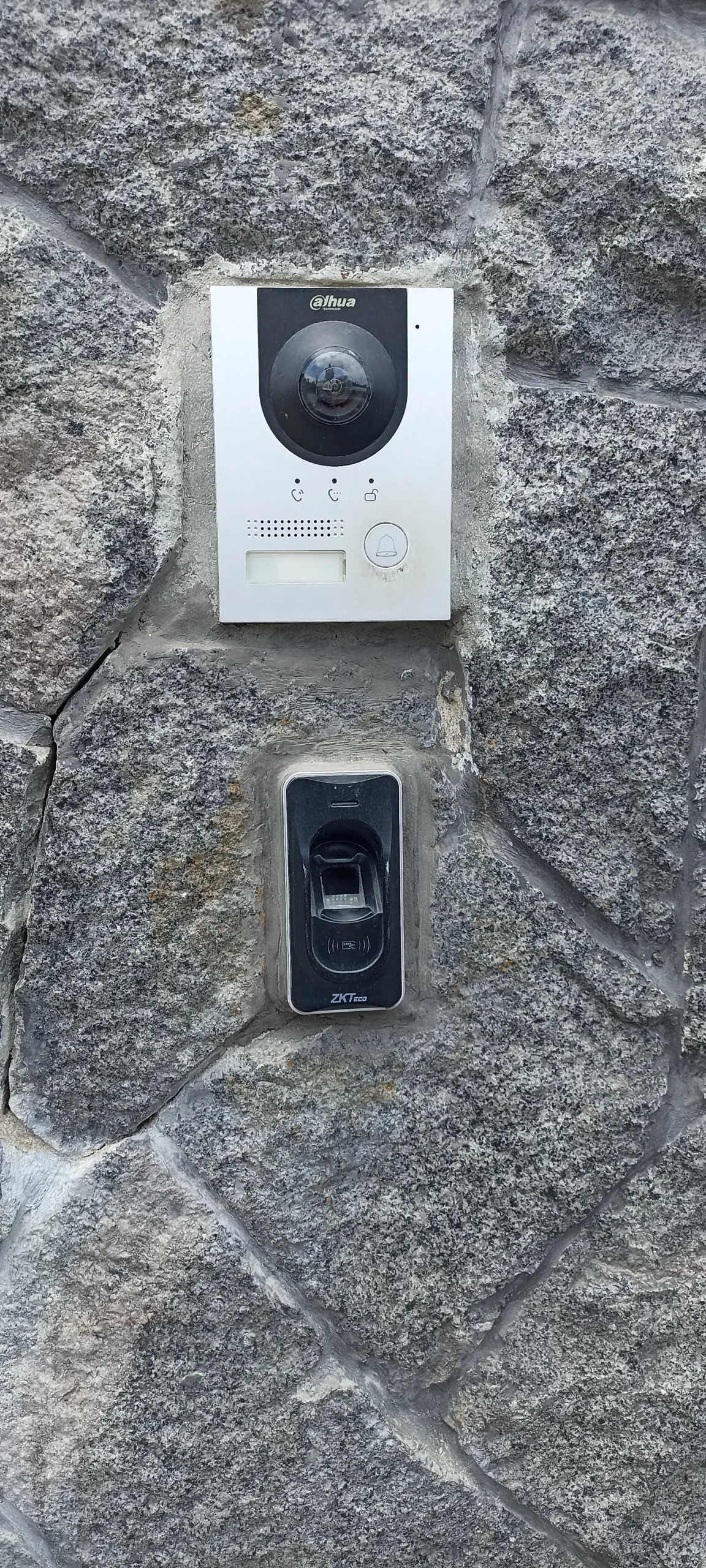 Videoportero Dahua y lector biométrico ZKTeco en pared de piedra