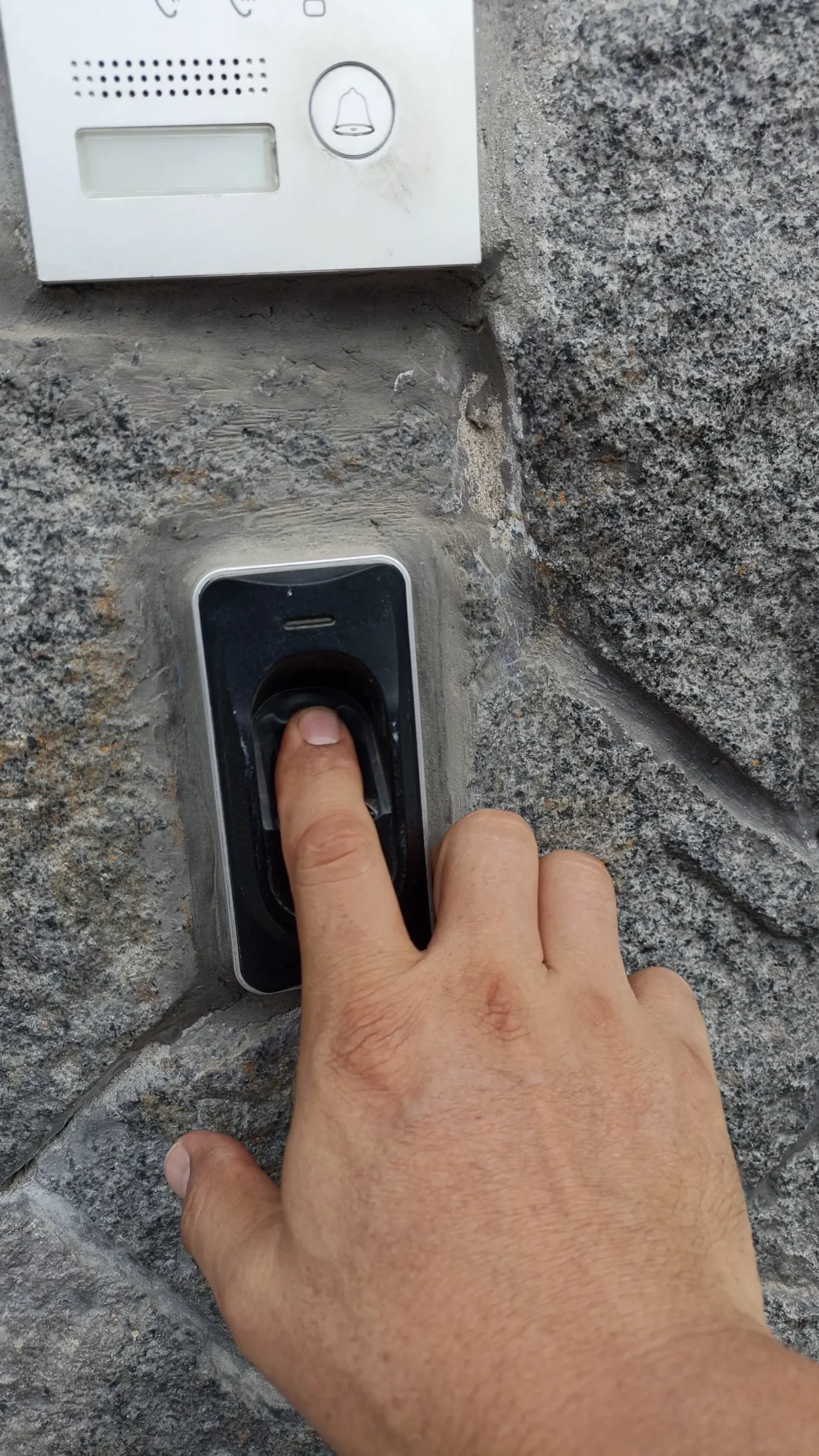 Terminal ZKTeco registrando huella dactilar con luz verde