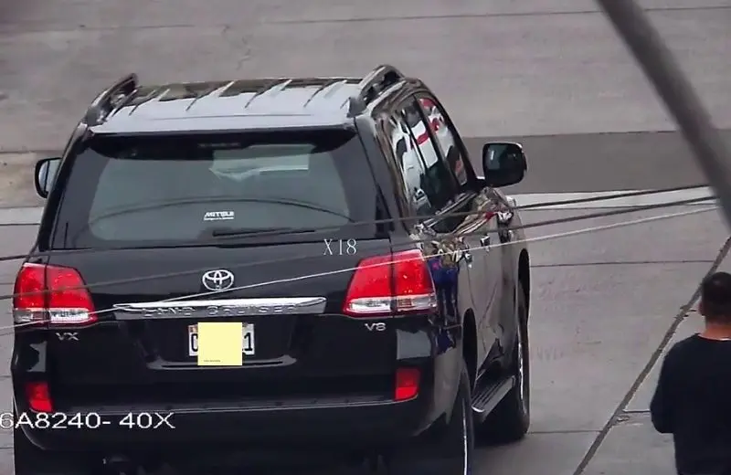 Captura de monitor mostrando zoom óptico de cámara PTZ: vehículo Toyota Land Cruiser identificado con claridad a más de 100 metros de distancia en Lima, placa censurada