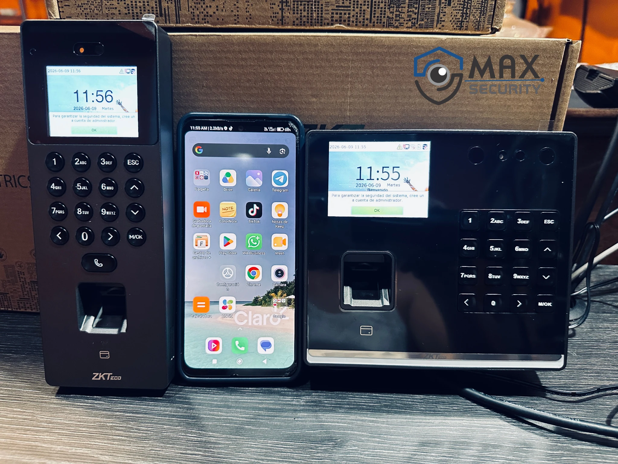 Dos equipos ZKTeco con tecnología de reconocimiento facial por luz visible comparados con un celular estándar — Max Security Peru